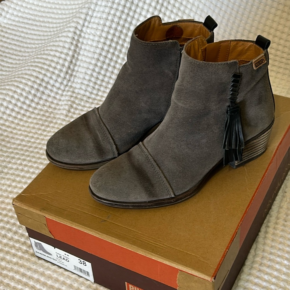 PIKOLINOS -SUADE/LEATHER Fringe Ankle Bootie - Gray & Black. Size 38 (US 7.5/8)